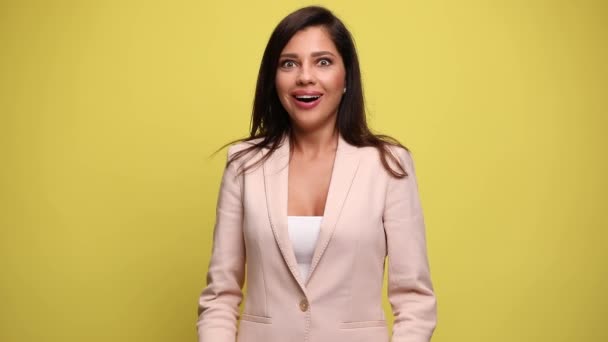 Jovem Bela Empresária Está Feliz Surpreso Animado Mas Então Ela — Vídeo de Stock
