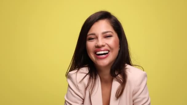 Όμορφη Επιχειρηματίας Σταυρώνει Χέρια Της Γελάει Γεμάτη Χαρά Κοιτάζει Στην — Αρχείο Βίντεο