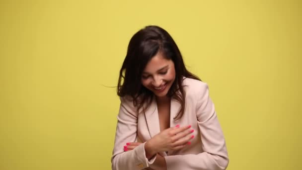 Atractiva Joven Empresaria Sonriendo Con Los Brazos Cruzados Riéndose Luego — Vídeo de stock