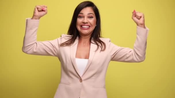 Schöne Lächelnde Geschäftsfrau Hebt Die Arme Tanzt Herum Bedeckt Ihren — Stockvideo