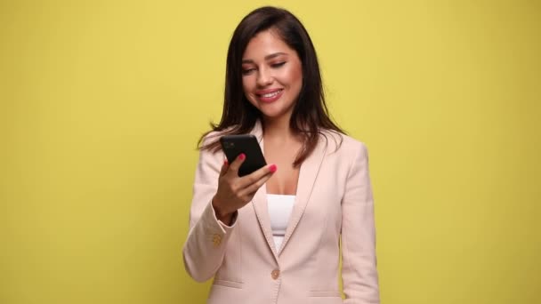 Smart Afslappet Kvinde Taler Telefon Bliver Ophidset Peger Kameraet Blinker – Stock-video