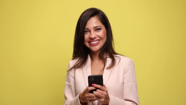 Young Attractive Businesswoman Texting Phone Laughing Having Good Time Yellow — Stock Video