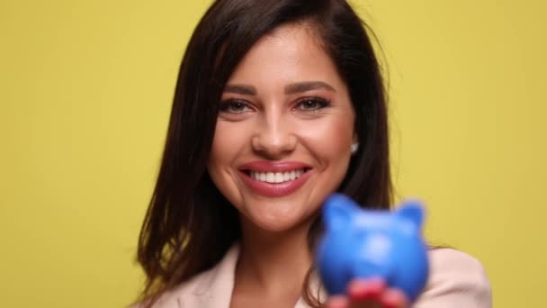 Junge Geschäftsfrau Hält Ihr Sparschwein Und Rettet Ihre Münzen Darin — Stockvideo
