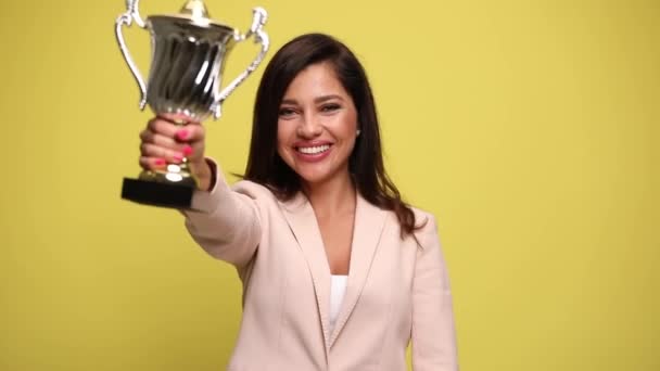Atrakcyjna Bizneswoman Podnosząc Swoje Trofeum Wskazując Aparat Tańcząc Pełen Radości — Wideo stockowe