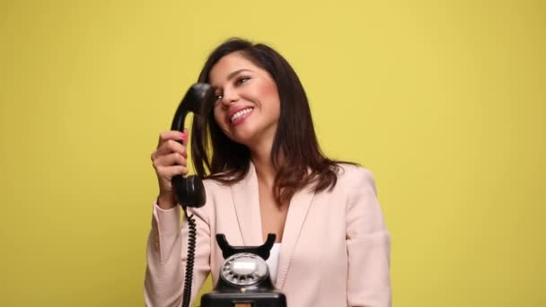 Heureuse Belle Femme Affaires Parlant Téléphone Pointant Vers Caméra Gestualisant — Video