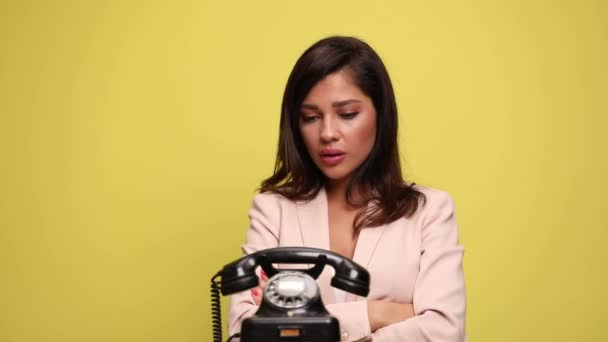 Sexy Mujer Negocios Pie Con Los Brazos Cruzados Cerca Teléfono — Vídeos de Stock