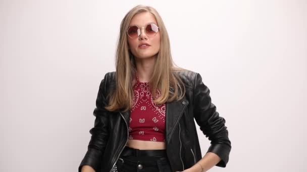 Hippie Junges Mädchen Mit Lederjacke Und Sonnenbrille Hält Die Hände — Stockvideo