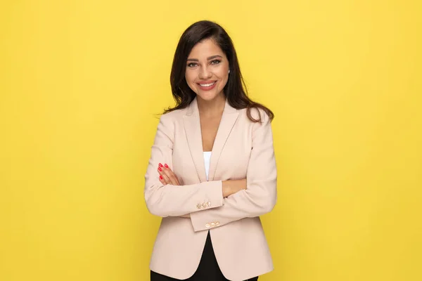 Feliz Jovem Empresária Terno Rosa Cruzando Braços Sorrindo Fundo Amarelo — Fotografia de Stock