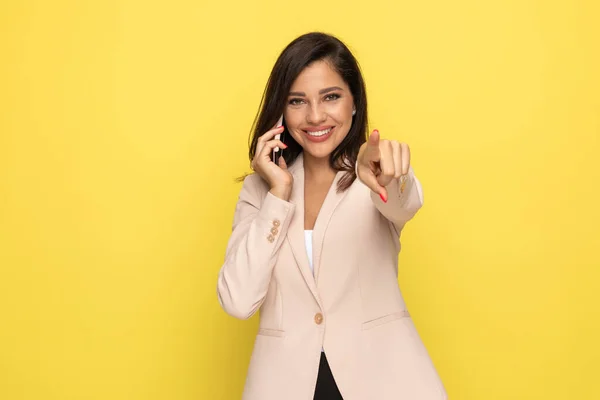 Glad Ung Flicka Rosa Kostym Talar Telefonen Peka Fingrar Och — Stockfoto