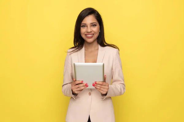 Gelukkig Brunette Zakenvrouw Roze Pak Holding Tab Presentatie Glimlachen Gele — Stockfoto