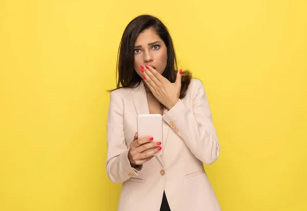 Chockad Affärskvinna Rosa Kostym Hålla Telefon Och Läsa Nyheter Täcker — Stockfoto