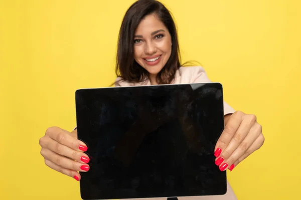 Jovem Empresária Terno Rosa Segurando Apresentando Tela Vazia Sorrindo Fundo — Fotografia de Stock