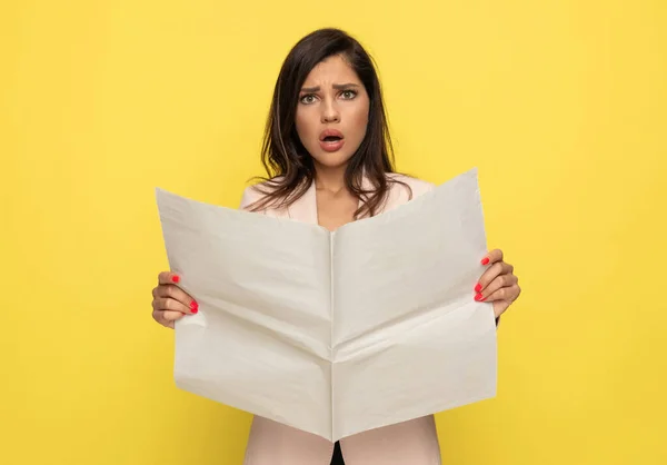 Bouleversée Jeune Femme Costume Rose Ouvrant Bouche Une Manière Choquée — Photo