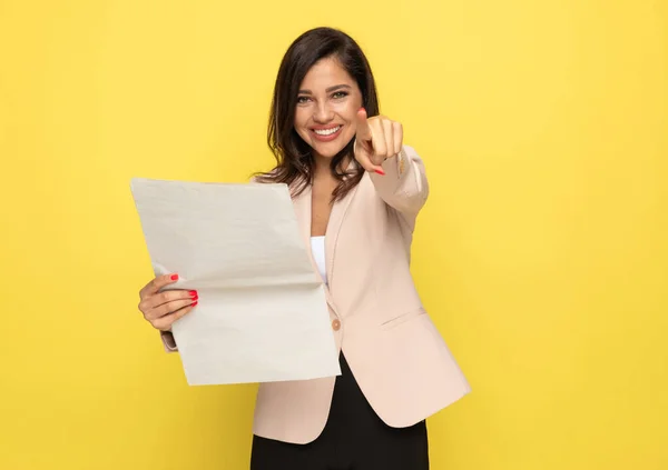 Lächelnde Junge Geschäftsfrau Rosafarbenen Anzug Lächelt Liest Zeitung Und Zeigt — Stockfoto