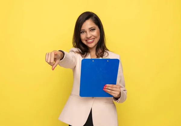Attraktive Frau Rosafarbenen Anzug Die Auf Gelbem Hintergrund Steht Lächelt — Stockfoto