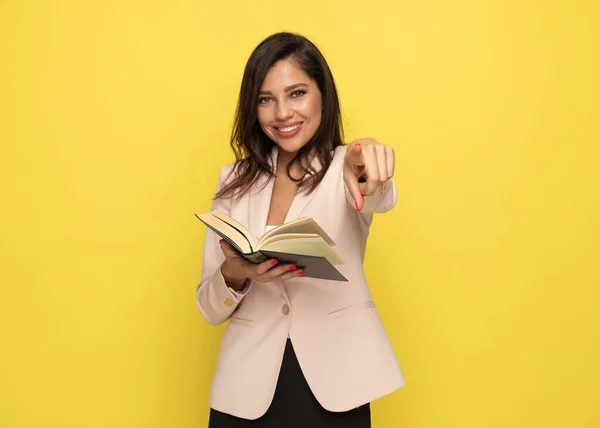 Aantrekkelijke Jonge Zakenvrouw Roze Pak Lezen Boek Wijzende Vinger Glimlachen — Stockfoto