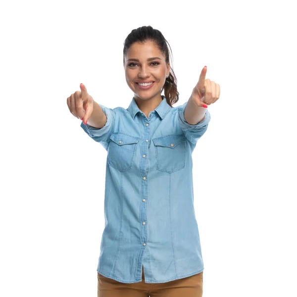 Feliz Mulher Casual Inteligente Apontando Para Frente Com Duas Mãos — Fotografia de Stock