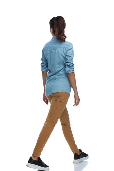 Vista Trasera Lateral Mujer Casual Inteligente Caminando Sobre Fondo Estudio — Foto de Stock