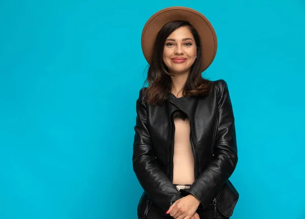 Mujer Casual Positiva Sonriendo Usando Sombrero Chaqueta Cuero Mientras Está — Foto de Stock