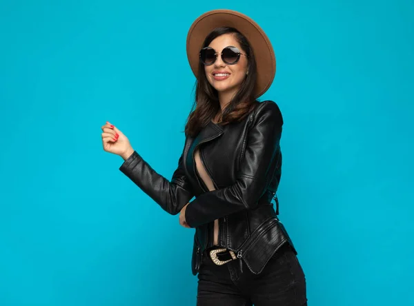 Charming Casual Woman Smiling Wearing Sunglasses Hat While Standing Blue — Stock Photo, Image