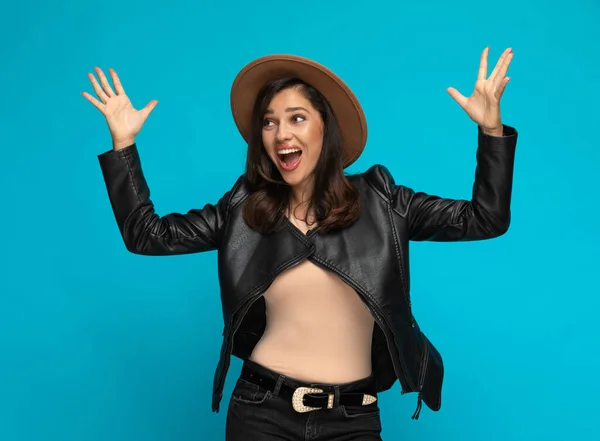 Mujer Casual Asombrada Gritando Con Las Manos Aire Usando Sombrero — Foto de Stock