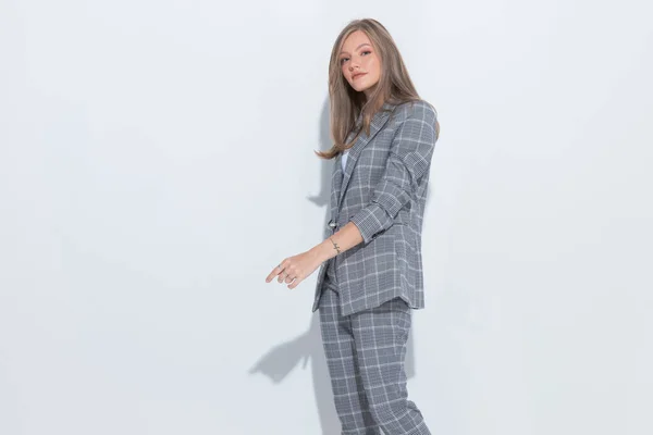 Glad Mode Affärskvinna Ler Och Bär Kostym När Står Vit — Stockfoto