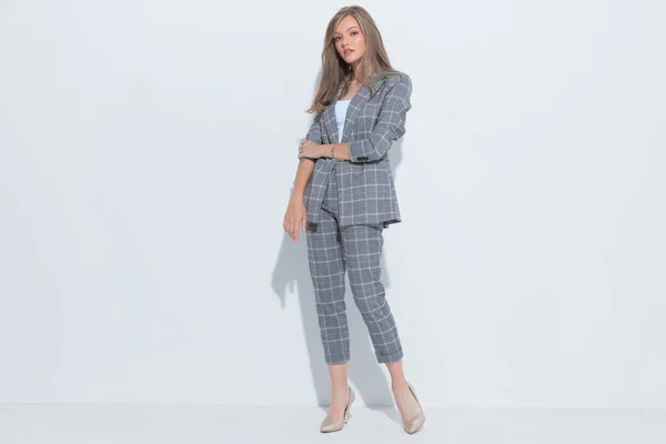 Side Syn Säker Mode Affärskvinna Justera Ärmen Och Bära Kostym — Stockfoto