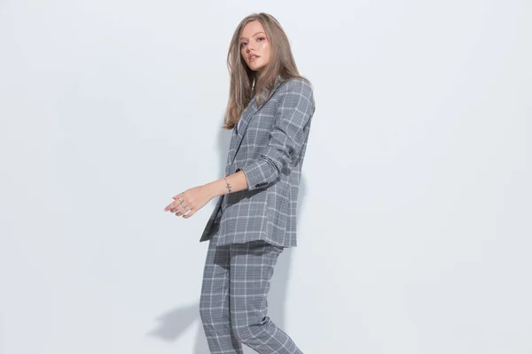 Beslutsam Mode Affärskvinna Bär Kostym När Går Vit Studio Bakgrund — Stockfoto