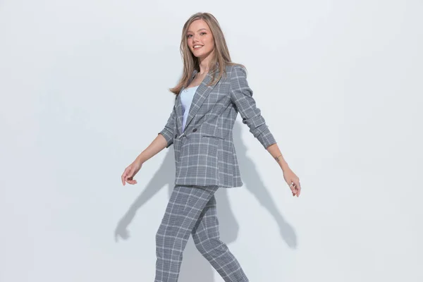 Empresária Moda Positiva Sorrindo Vestindo Terno Enquanto Caminhava Fundo Estúdio — Fotografia de Stock