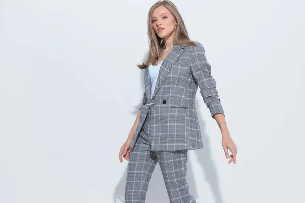 Självsäker Mode Affärskvinna Bär Kostym När Går Vit Studio Bakgrund — Stockfoto