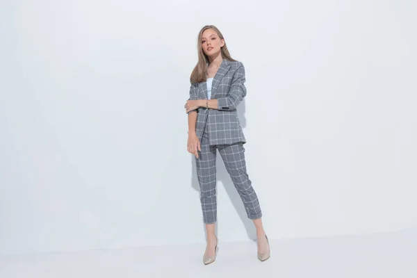 Självsäker Mode Affärskvinna Bär Kostym När Står Vit Studio Bakgrund — Stockfoto