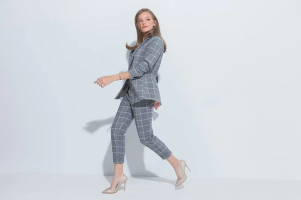 Side Syn Säker Mode Affärskvinna Bär Kostym När Går Vit — Stockfoto