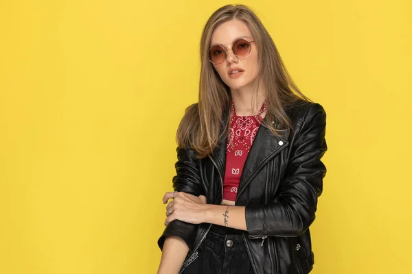 Charmigt Mode Modell Poserar Och Bär Solglasögon När Står Gul — Stockfoto
