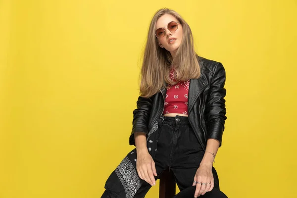 Modelo Moda Resistente Con Gafas Sol Mirando Hacia Adelante Mientras — Foto de Stock