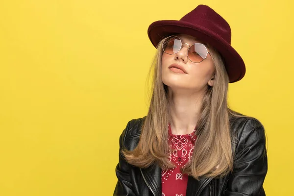 Primer Plano Modelo Moda Seria Con Sombrero Gafas Sol Mientras —  Fotos de Stock