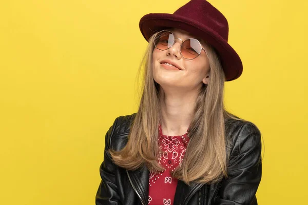 Primer Plano Modelo Moda Feliz Sonriendo Usando Sombrero Gafas Sol — Foto de Stock