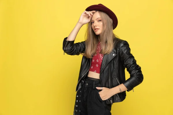 Encantadora Modelo Moda Que Fija Sombrero Toma Mano Bolsillo Pie — Foto de Stock