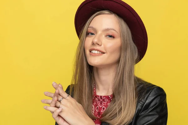 Primer Plano Modelo Moda Sonriente Con Sombrero Jugando Con Las — Foto de Stock