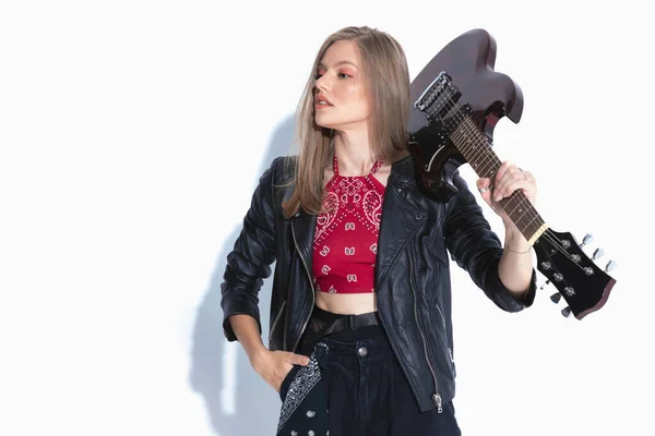 Uroczy Muzyk Trzymający Gitarę Ramieniu Ręce Kieszeni Noszący Skórzaną Kurtkę — Zdjęcie stockowe