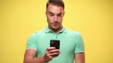 Telefonundaki bir manken onu şok eden bir şey okuyor, yüzüne tokat atıyor ve sarı arka planda gördüklerine inanamıyor.