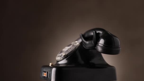 Telefono Rotativo Nero Che Gira Lentamente Sfondo Marrone Studio — Video Stock
