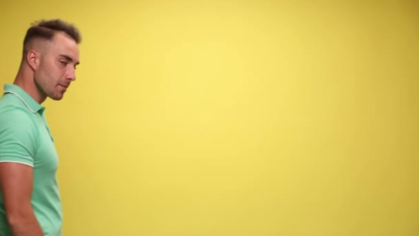 Homem Bonito Casual Entrando Dando Polegar Para Cima Fundo Amarelo — Vídeo de Stock