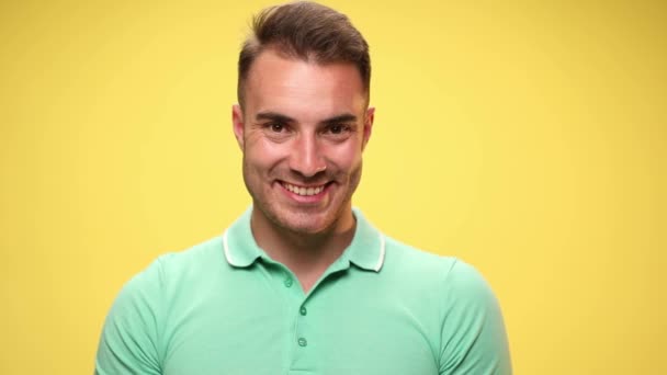 Yakışıklı Sıradan Bir Adam Kameraya Gülümsüyor Gülüyor Kollarını Kavuşturuyor Sarı — Stok video
