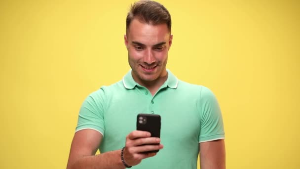 Casual Kille Sms Sin Telefon Sedan Chockas Vad Han Ser — Stockvideo