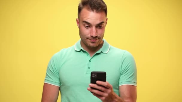 Atractivo Hombre Casual Mensajes Texto Teléfono Móvil Siendo Felizmente Sorprendido — Vídeo de stock