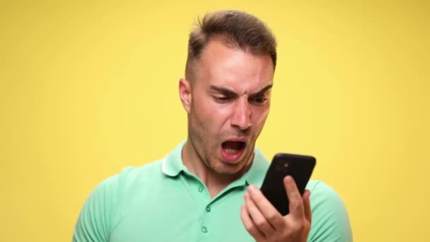 Sexy Casual Homem Balbuciando Telefone Amarelo Fundo — Vídeo de Stock