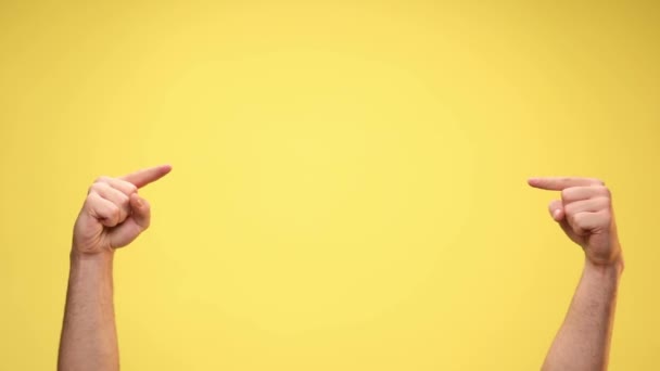 2本の腕が互いを指し黄色の背景に親指を上げ — ストック動画