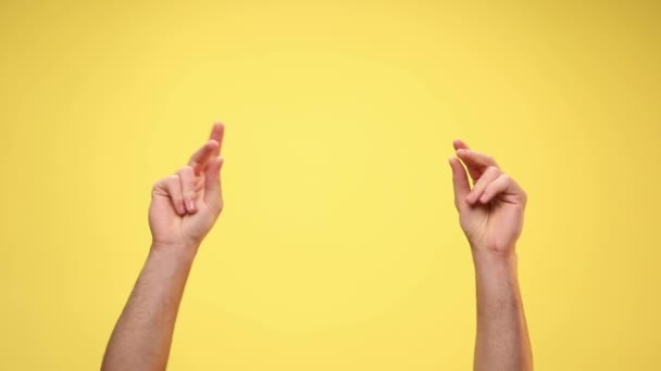 黄色い背景に2本の腕が指を — ストック動画