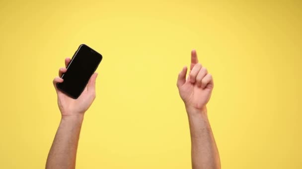 Dwie Ręce Trzymające Telefon Komórkowy Skierowane Kamerę Gestykulujące Znak Zadzwoń — Wideo stockowe