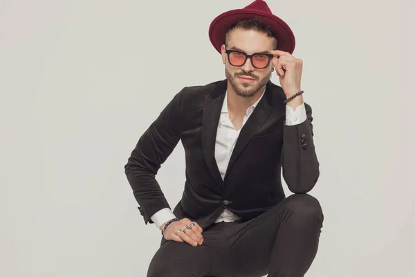 Positive Fashion Model Taking His Sunglasses Smiling Wearing Hat While — Stock Photo, Image